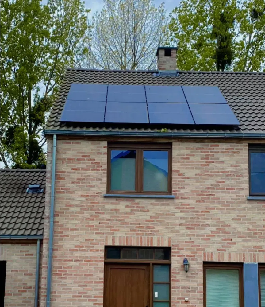 toiture-avec-panneaux-photovoltaiques-integres